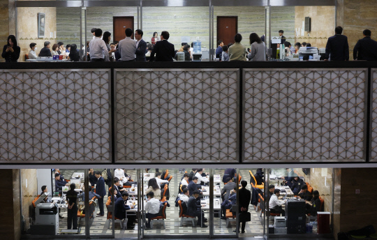 국정감사가 시작된 7일 국회에 온 피감기관 공무원들이 국감 준비를 하고 있다. 연합뉴스